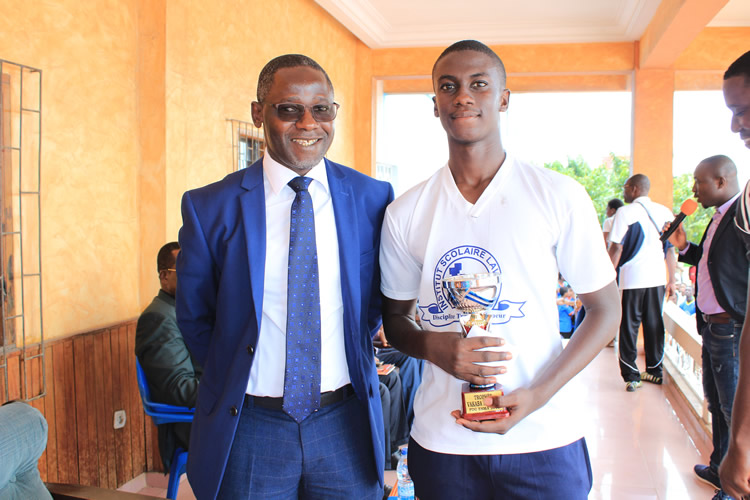FESTIVITES DE FIN D'ANNEE AU GROUPE SCOLAIRE LAVOISIER: Remise du Trophée Doumbia Vakaba  